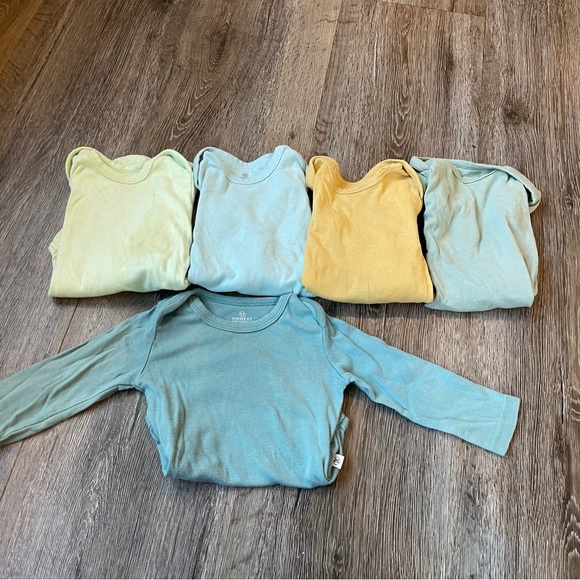 Honest Company Long Sleeve Onsies - Picture 4 of 4